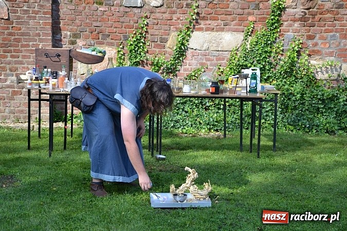 Zdjęcie w galerii na portalu naszraciborz.pl: Zamkowe Zuchy na spotkaniu z alchemią wiadomości z regionu