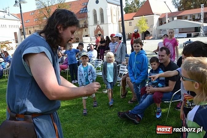 Zdjęcie w galerii na portalu naszraciborz.pl: Zamkowe Zuchy na spotkaniu z alchemią wiadomości z regionu