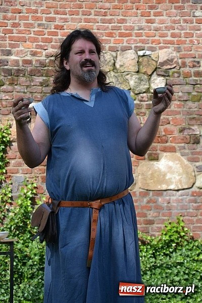 Zdjęcie w galerii na portalu naszraciborz.pl: Zamkowe Zuchy na spotkaniu z alchemią wiadomości z regionu