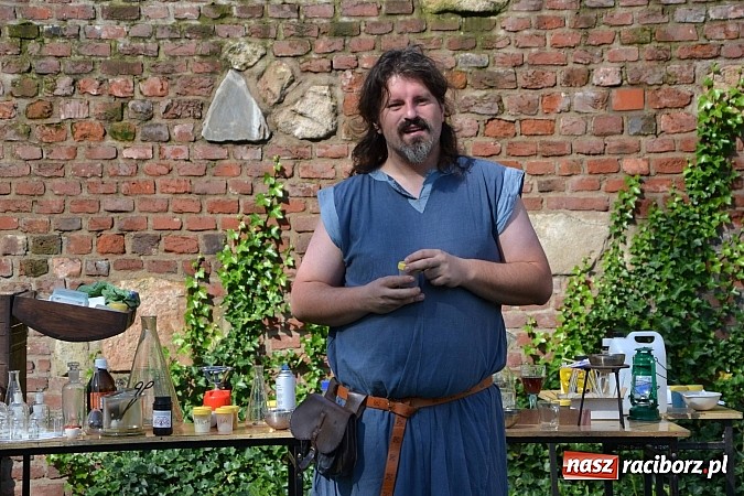 Zdjęcie w galerii na portalu naszraciborz.pl: Zamkowe Zuchy na spotkaniu z alchemią wiadomości z regionu