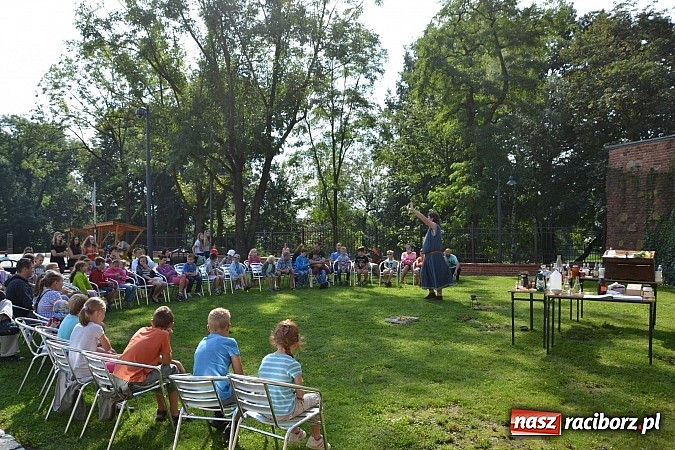 Zdjęcie w galerii na portalu naszraciborz.pl: Zamkowe Zuchy na spotkaniu z alchemią wiadomości z regionu