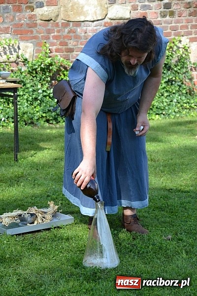 Zdjęcie w galerii na portalu naszraciborz.pl: Zamkowe Zuchy na spotkaniu z alchemią wiadomości z regionu