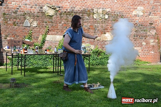 Zdjęcie w galerii na portalu naszraciborz.pl: Zamkowe Zuchy na spotkaniu z alchemią wiadomości z regionu