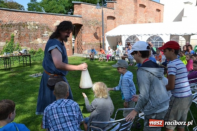 Zdjęcie w galerii na portalu naszraciborz.pl: Zamkowe Zuchy na spotkaniu z alchemią wiadomości z regionu