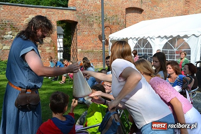 Zdjęcie w galerii na portalu naszraciborz.pl: Zamkowe Zuchy na spotkaniu z alchemią wiadomości z regionu