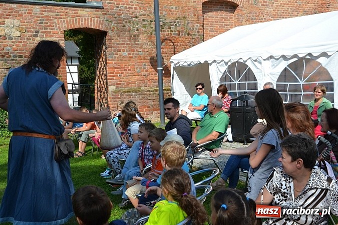 Zdjęcie w galerii na portalu naszraciborz.pl: Zamkowe Zuchy na spotkaniu z alchemią wiadomości z regionu