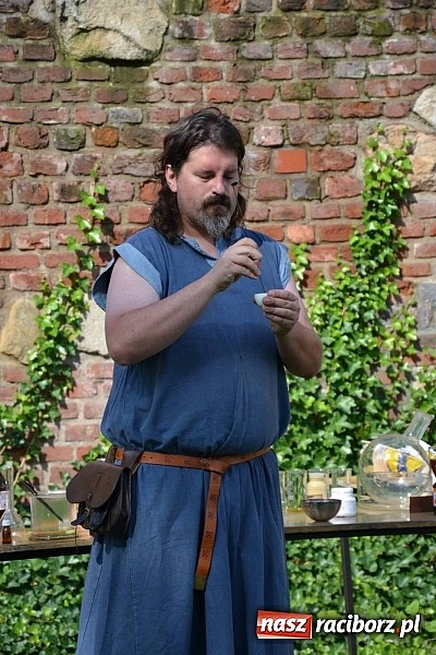 Zdjęcie w galerii na portalu naszraciborz.pl: Zamkowe Zuchy na spotkaniu z alchemią wiadomości z regionu