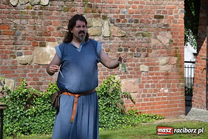 Zdjęcie w galerii na portalu naszraciborz.pl: Zamkowe Zuchy na spotkaniu z alchemią wiadomości z regionu