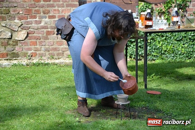 Zdjęcie w galerii na portalu naszraciborz.pl: Zamkowe Zuchy na spotkaniu z alchemią wiadomości z regionu