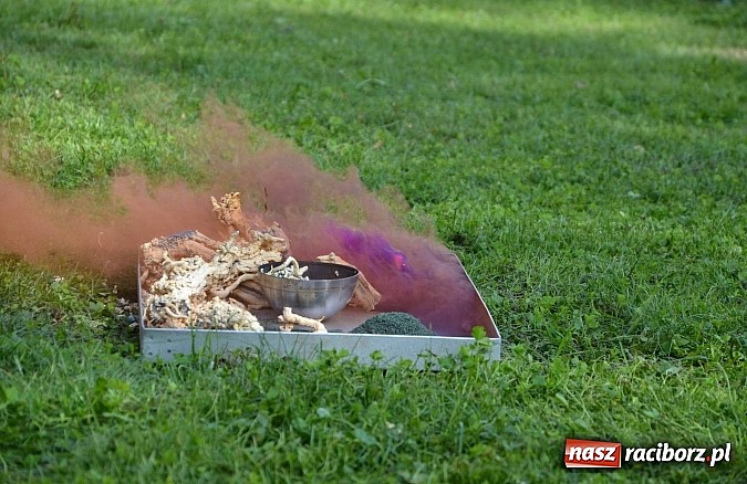 Zdjęcie w galerii na portalu naszraciborz.pl: Zamkowe Zuchy na spotkaniu z alchemią wiadomości z regionu