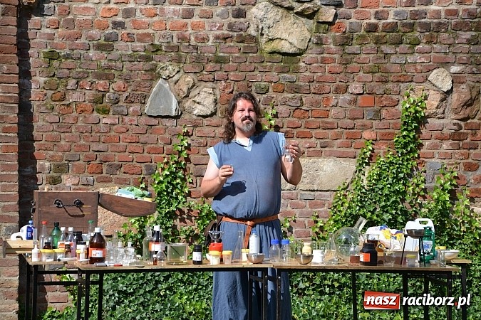 Zdjęcie w galerii na portalu naszraciborz.pl: Zamkowe Zuchy na spotkaniu z alchemią wiadomości z regionu