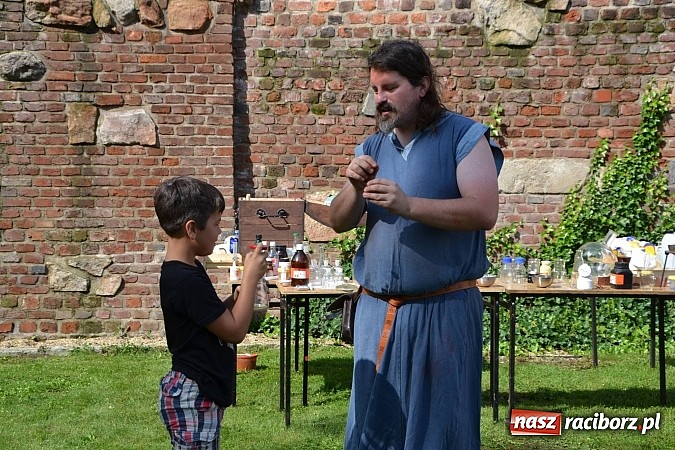 Zdjęcie w galerii na portalu naszraciborz.pl: Zamkowe Zuchy na spotkaniu z alchemią wiadomości z regionu