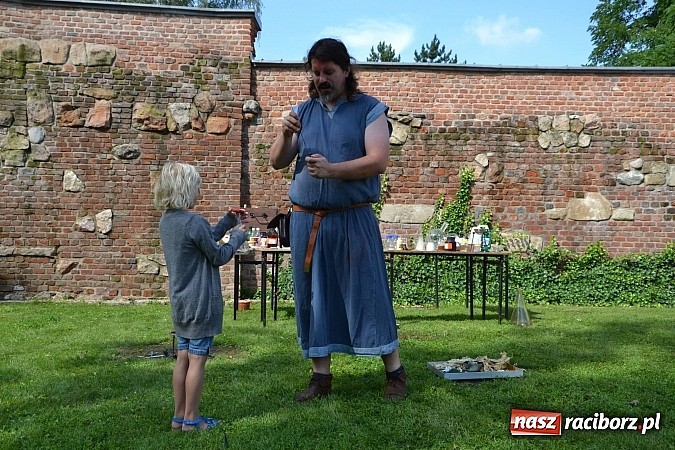 Zdjęcie w galerii na portalu naszraciborz.pl: Zamkowe Zuchy na spotkaniu z alchemią wiadomości z regionu