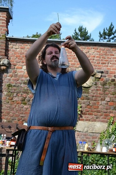 Zdjęcie w galerii na portalu naszraciborz.pl: Zamkowe Zuchy na spotkaniu z alchemią wiadomości z regionu