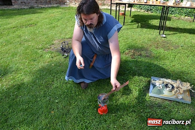 Zdjęcie w galerii na portalu naszraciborz.pl: Zamkowe Zuchy na spotkaniu z alchemią wiadomości z regionu