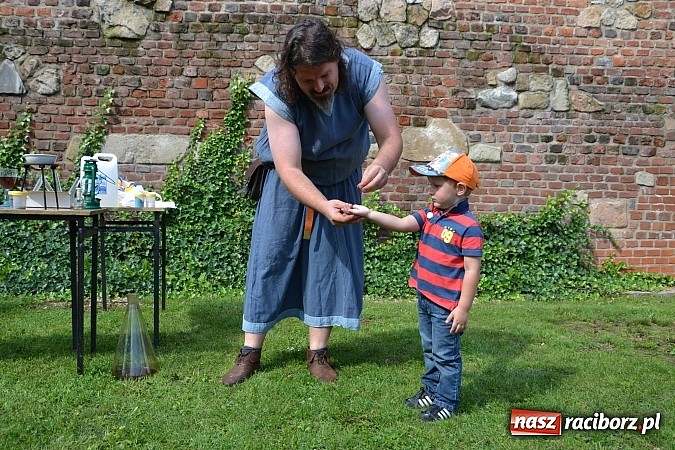Zdjęcie w galerii na portalu naszraciborz.pl: Zamkowe Zuchy na spotkaniu z alchemią wiadomości z regionu