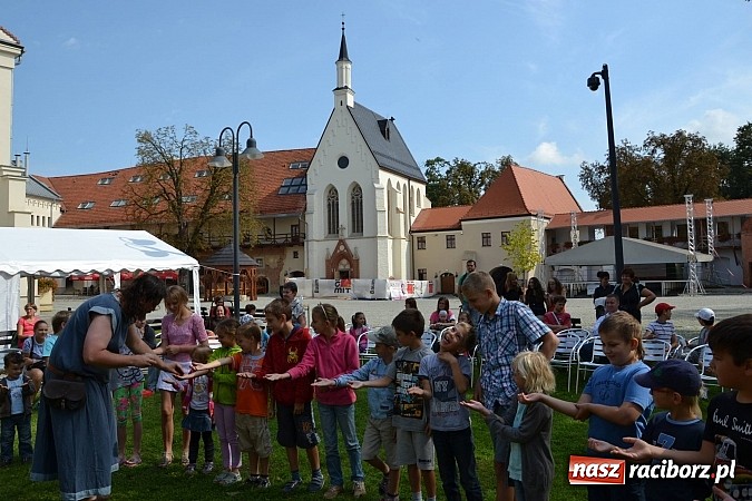 Zdjęcie w galerii na portalu naszraciborz.pl: Zamkowe Zuchy na spotkaniu z alchemią wiadomości z regionu