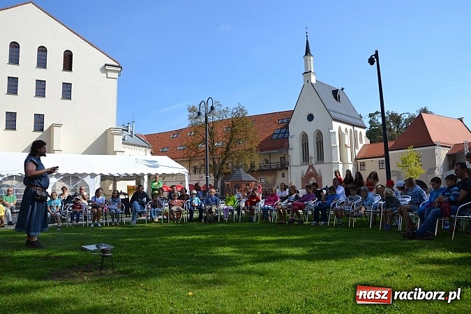 Zdjęcie w galerii na portalu naszraciborz.pl: Zamkowe Zuchy na spotkaniu z alchemią wiadomości z regionu