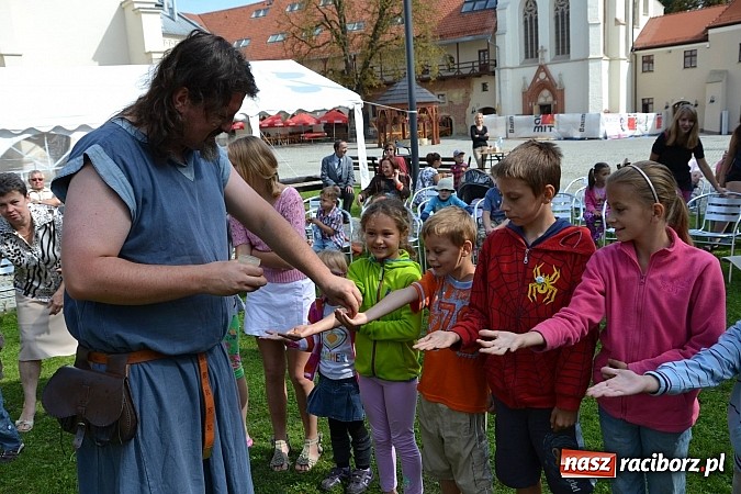 Zdjęcie w galerii na portalu naszraciborz.pl: Zamkowe Zuchy na spotkaniu z alchemią wiadomości z regionu