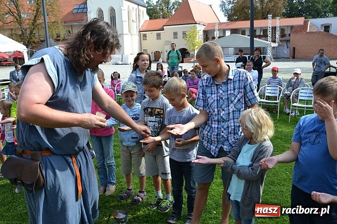 Zdjęcie w galerii na portalu naszraciborz.pl: Zamkowe Zuchy na spotkaniu z alchemią wiadomości z regionu