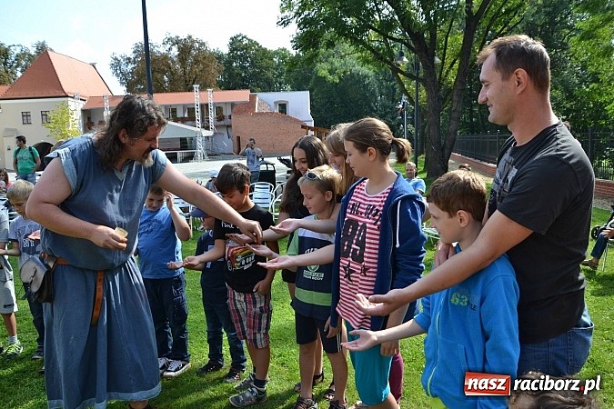 Zdjęcie w galerii na portalu naszraciborz.pl: Zamkowe Zuchy na spotkaniu z alchemią wiadomości z regionu