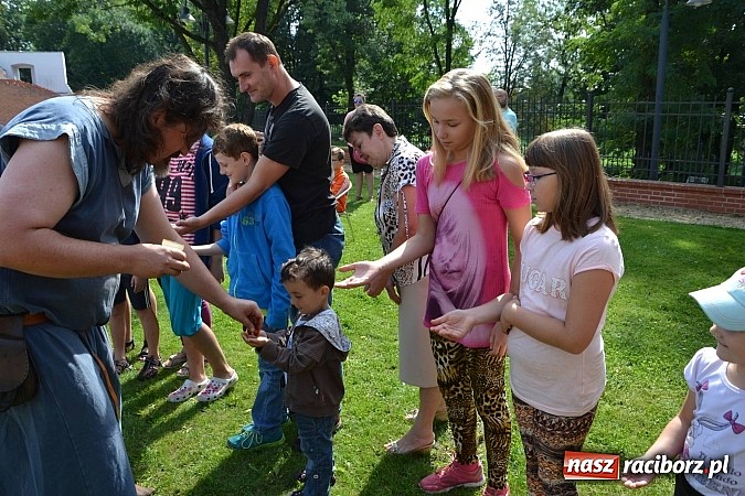 Zdjęcie w galerii na portalu naszraciborz.pl: Zamkowe Zuchy na spotkaniu z alchemią wiadomości z regionu