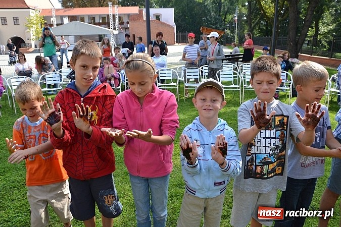 Zdjęcie w galerii na portalu naszraciborz.pl: Zamkowe Zuchy na spotkaniu z alchemią wiadomości z regionu