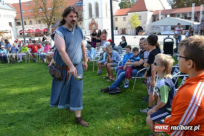 Zdjęcie w galerii na portalu naszraciborz.pl: Zamkowe Zuchy na spotkaniu z alchemią wiadomości z regionu