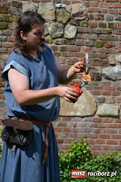 Zdjęcie w galerii na portalu naszraciborz.pl: Zamkowe Zuchy na spotkaniu z alchemią wiadomości z regionu