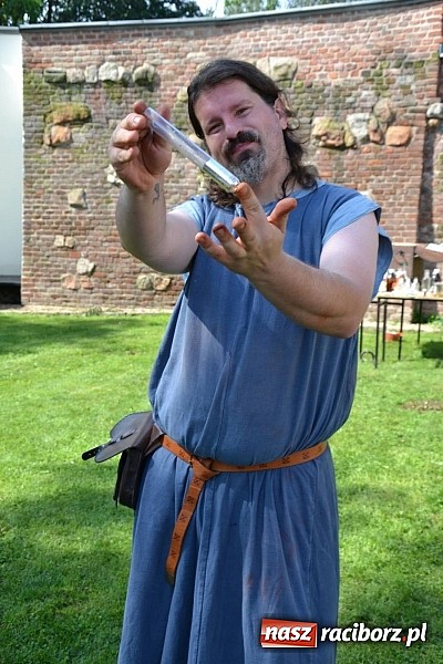 Zdjęcie w galerii na portalu naszraciborz.pl: Zamkowe Zuchy na spotkaniu z alchemią wiadomości z regionu