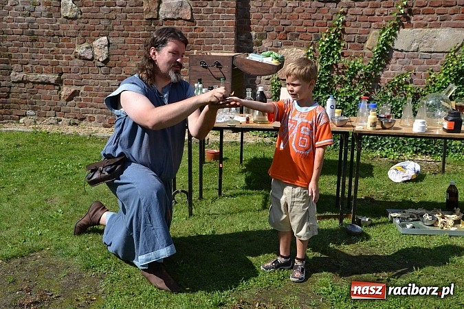 Zdjęcie w galerii na portalu naszraciborz.pl: Zamkowe Zuchy na spotkaniu z alchemią wiadomości z regionu