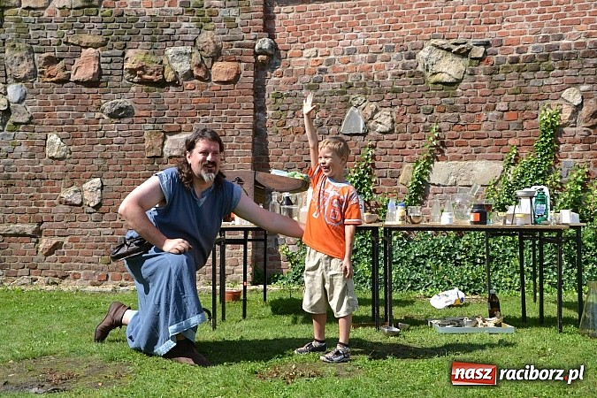 Zdjęcie w galerii na portalu naszraciborz.pl: Zamkowe Zuchy na spotkaniu z alchemią wiadomości z regionu