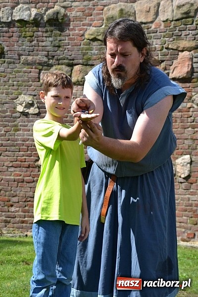 Zdjęcie w galerii na portalu naszraciborz.pl: Zamkowe Zuchy na spotkaniu z alchemią wiadomości z regionu