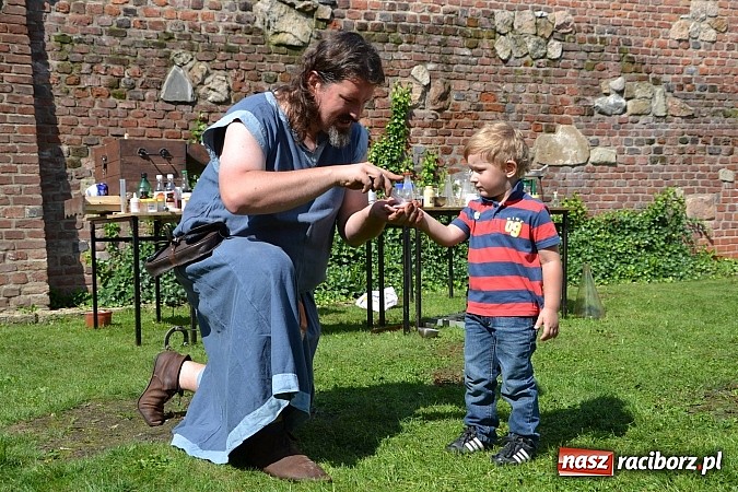 Zdjęcie w galerii na portalu naszraciborz.pl: Zamkowe Zuchy na spotkaniu z alchemią wiadomości z regionu