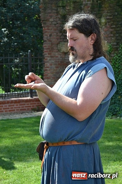 Zdjęcie w galerii na portalu naszraciborz.pl: Zamkowe Zuchy na spotkaniu z alchemią wiadomości z regionu