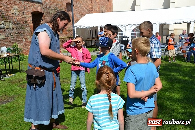 Zdjęcie w galerii na portalu naszraciborz.pl: Zamkowe Zuchy na spotkaniu z alchemią wiadomości z regionu