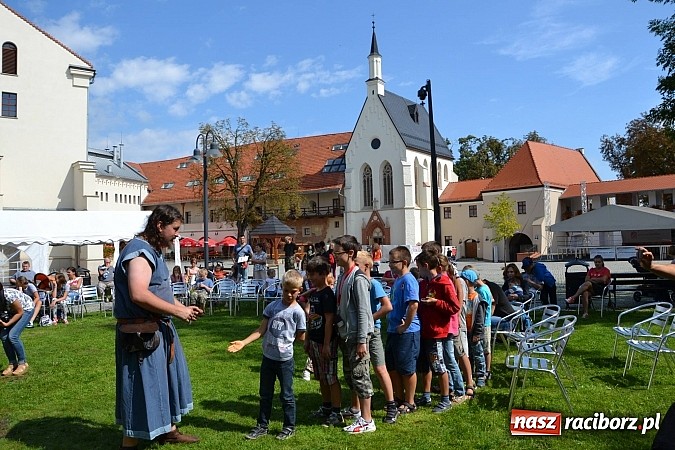Zdjęcie w galerii na portalu naszraciborz.pl: Zamkowe Zuchy na spotkaniu z alchemią wiadomości z regionu