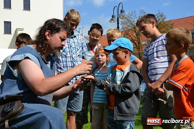 Zdjęcie w galerii na portalu naszraciborz.pl: Zamkowe Zuchy na spotkaniu z alchemią wiadomości z regionu