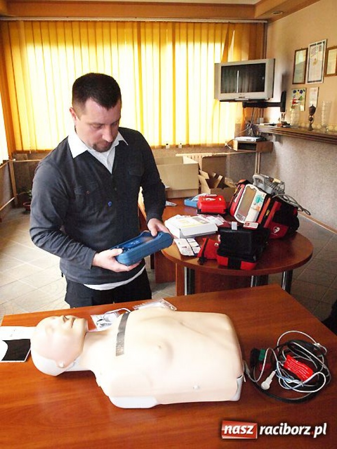 Zdjęcie w galerii na portalu naszraciborz.pl: Radni dopięli swego, są defibrylatory wiadomości z regionu