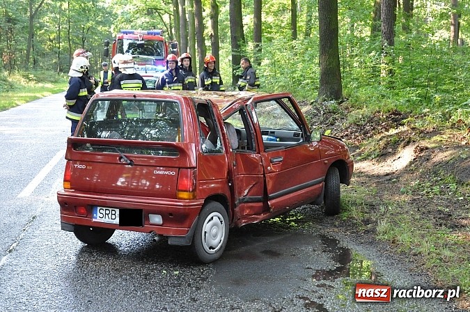 Zdjęcie w galerii na portalu naszraciborz.pl: Tico uderzyło w drzewo na trasie Nędza-Kuźnia Raciborska wiadomości z regionu
