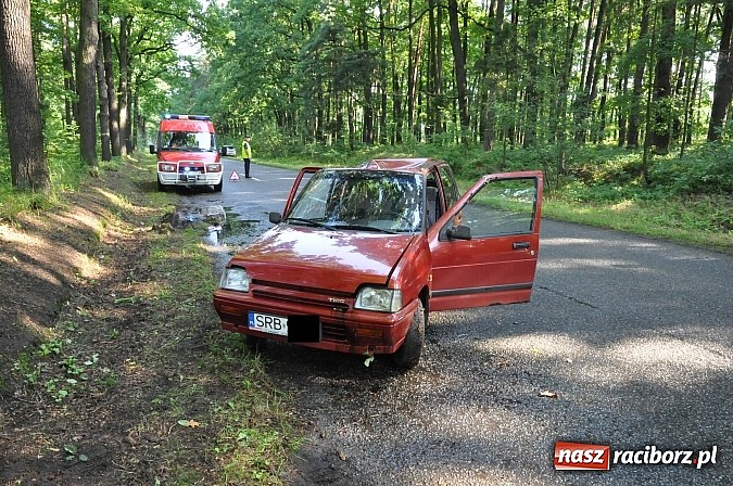 Zdjęcie w galerii na portalu naszraciborz.pl: Tico uderzyło w drzewo na trasie Nędza-Kuźnia Raciborska wiadomości z regionu