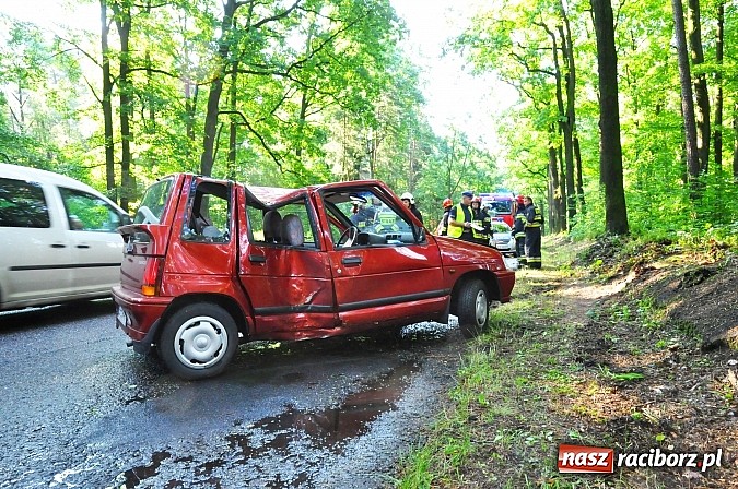 Zdjęcie w galerii na portalu naszraciborz.pl: Tico uderzyło w drzewo na trasie Nędza-Kuźnia Raciborska wiadomości z regionu