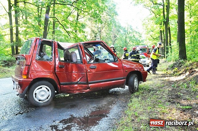 Zdjęcie w galerii na portalu naszraciborz.pl: Tico uderzyło w drzewo na trasie Nędza-Kuźnia Raciborska wiadomości z regionu