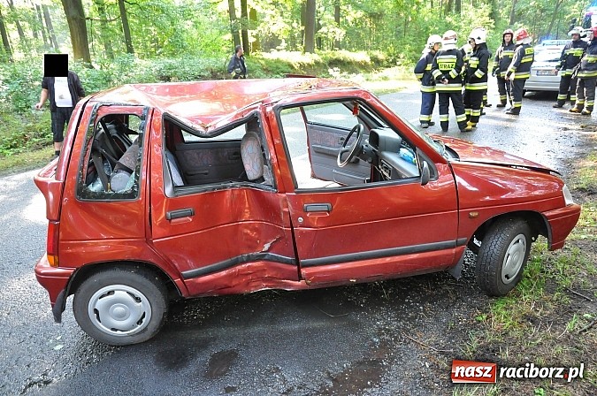 Zdjęcie w galerii na portalu naszraciborz.pl: Tico uderzyło w drzewo na trasie Nędza-Kuźnia Raciborska wiadomości z regionu