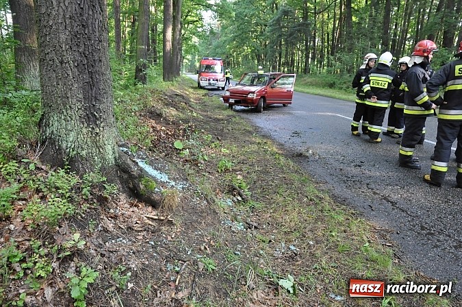 Zdjęcie w galerii na portalu naszraciborz.pl: Tico uderzyło w drzewo na trasie Nędza-Kuźnia Raciborska wiadomości z regionu
