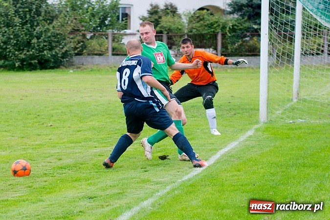 Zdjęcie w galerii na portalu naszraciborz.pl: Nerwowa kanonada w Rudniku. Derby gminy dla Zrywu wiadomości z regionu