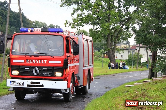 Zdjęcie w galerii na portalu naszraciborz.pl: Korowód dożynkowy w Rzuchowie: Ciągle deszcze, a zboże stoi w polu jeszcze wiadomości z regionu