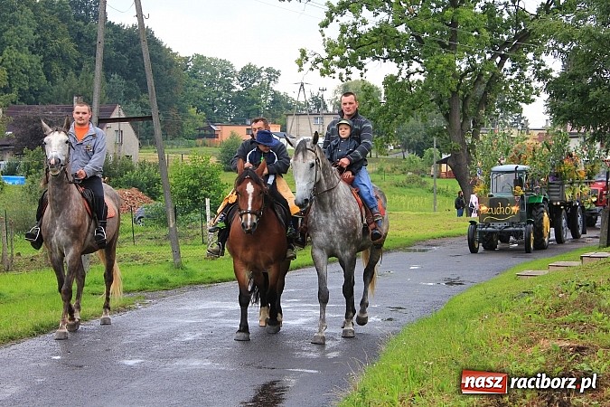 Zdjęcie w galerii na portalu naszraciborz.pl: Korowód dożynkowy w Rzuchowie: Ciągle deszcze, a zboże stoi w polu jeszcze wiadomości z regionu