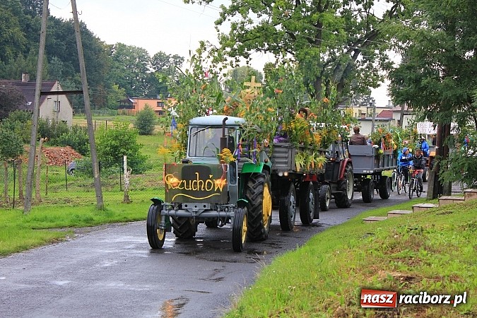 Zdjęcie w galerii na portalu naszraciborz.pl: Korowód dożynkowy w Rzuchowie: Ciągle deszcze, a zboże stoi w polu jeszcze wiadomości z regionu