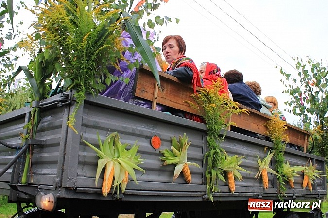 Zdjęcie w galerii na portalu naszraciborz.pl: Korowód dożynkowy w Rzuchowie: Ciągle deszcze, a zboże stoi w polu jeszcze wiadomości z regionu